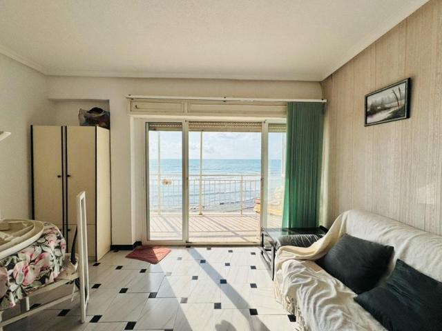 Apartamento en primera línea de playa con terraza en La Mata photo 0