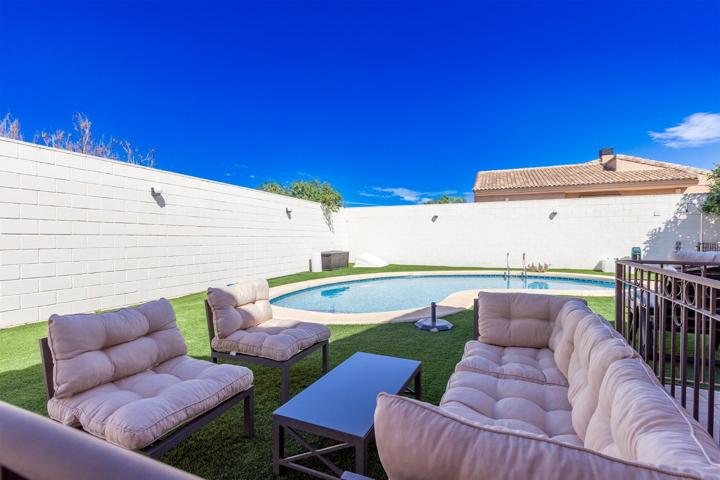 ¿BUSCAS ALGO REALMENTE IMPECABLE E INDEPENDIENTE? Echa un vistazo a este chalet en La Almajada !! photo 0