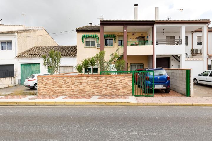 Venta de casa con 2 pisos + 1500 m2 de parcela en Fuente Vaqueros (Granada) photo 0