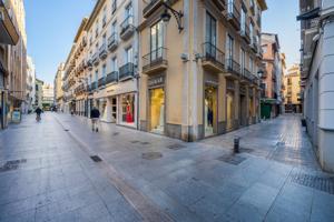 ¡Oportunidad única de inversión!: se vende edificio comercial completamente reformado photo 0