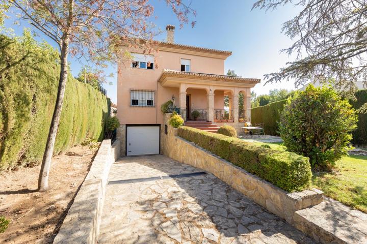 Tu oasis privado en Urb. El Ventorrillo: chalet con piscina y zona ajardinada photo 0