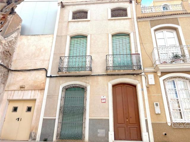 Majestuosa Casa Palaciega en el Corazón de Cuevas del Almanzora: Tu Lienzo para Crear una Obra de Ar photo 0