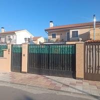 ESPECTACULAR CHALET CON AMPLIA PARCELA photo 0