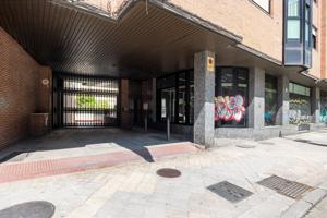 Amplio local comercial en Camino de Ronda photo 0