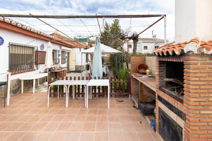 Chalet de una planta en Otura con jardín, piscina y terraza photo 0