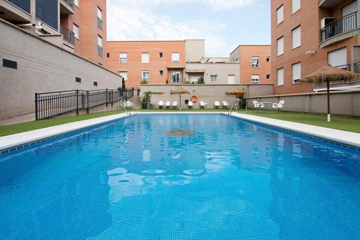 PISO LUMINOSO EN BUEN ESTADO CON PISCINA COMUNITARIA, DOS GARAJES Y TRASTERO photo 0