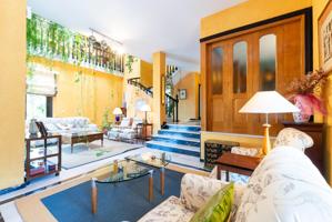 Exclusiva vivienda en El Serrallo con jardín, apartamento independiente y espectaculares vistas photo 0