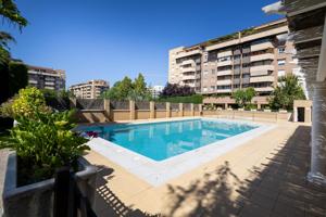 Apartamento con terraza, garaje, trastero y piscina comunitaria. Residencial Sanders II. Granada. photo 0
