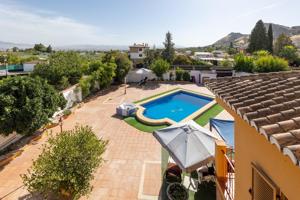 Chalet exclusivo con piscina y jardín en urbanización Pretel en Albolote (Granada) photo 0