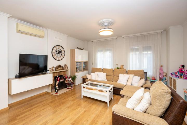 Preciosa casa pareada en venta en Ogijares, ideal para familia. photo 0