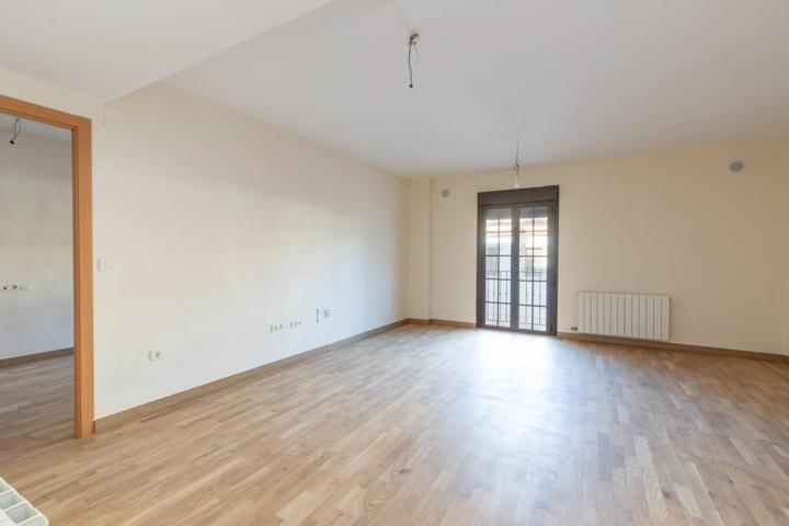 La Zubia. Piso para entrar a vivir con 2 dormitorios, un baño, trastero y cochera. photo 0