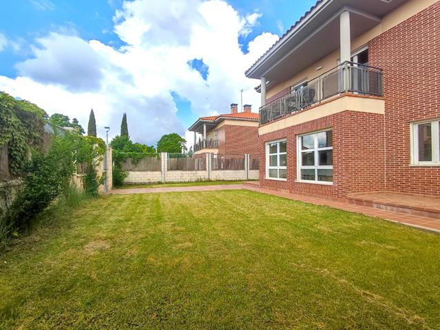 Chalet Unifamiliar con parcela de 393 m2 ubicada en el núcleo urbano zona “El pino” de Laguna de Due photo 0