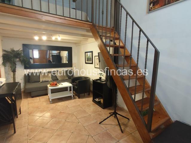 Piso reformado de una habitación con terraza en Finca antigua en Sants. photo 0