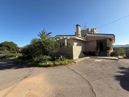Se vende precioso chalet independiente en un terreno cercano a los Molinos Marfagones. photo 0