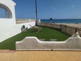 Coqueto chalet en primera línea de playa. photo 0