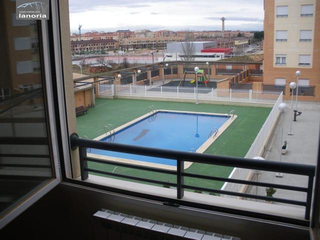 Grupo La Noria vende amplio apartamento con garaje, trastero y piscina comunitaria photo 0