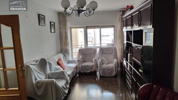 Grupo La Noria vende amplio piso de 4 dormitorios, 2 baños y garaje en zona centro-ayuntamiento photo 0