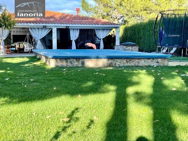 Grupo la Noria Vende parcela urbana con vivienda de 4 dormitorios y piscina. Urbanización los Prados photo 0