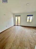 Grupo la Noria Vende Piso REFORMADO de 4 habitaciones, 1 baño, terraza y garaje incluido en el precio. Zona Pedro Lamata. photo 0