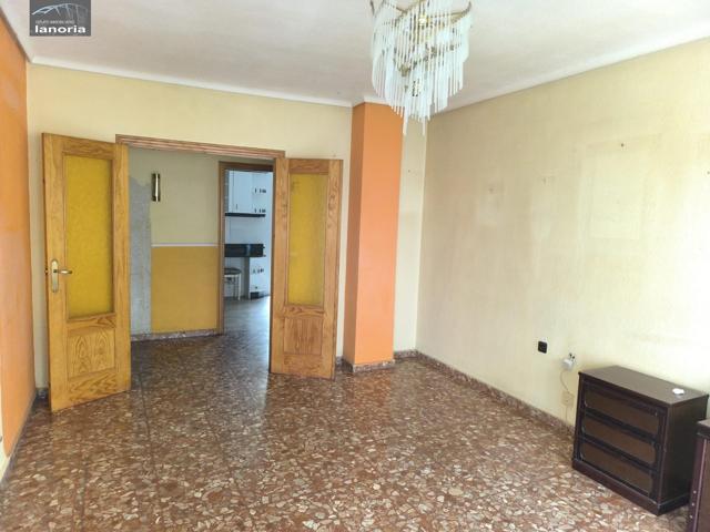 Grupo la Noria Vende Piso de 3 Dormitorios, 2 Baños, Patio y Garaje Incluido en precio . Zona Feria. photo 0