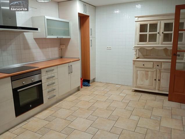 Grupo la Noria Vende Adosado de 3 plantas con 5 dormitorios, 4 baños, 2 patios, garaje y sótano reformado. Zona Aguas Nuevas. photo 0