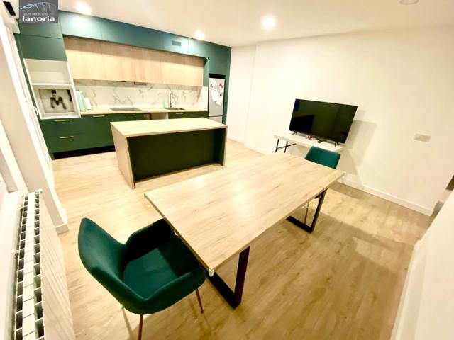 Grupo la Noria VENDE amplio Piso Reformado y amueblado. 5 dormitorios, 3 baños, 2 Patios. Zona Feria. photo 0