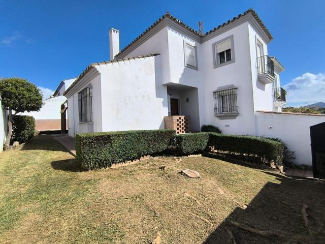 Pareado a la venta en la exclusiva urbanización de Santa Rosa, Los Barrios. photo 0