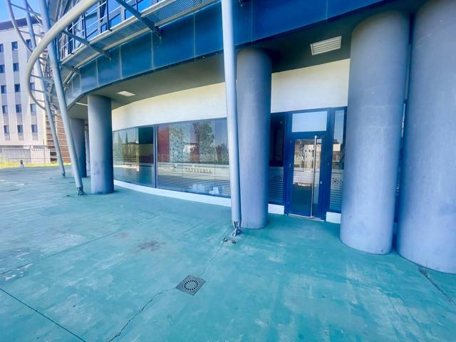 SE ALQUILA ESPACIOSO LOCAL EN UNO DE LOS CENTROS DE NEGOCIOS CON MAYOR PROYECCIÓN DE LA COMARCA photo 0