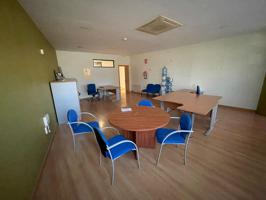 SE ALQUILA OFICINA AMUEBLADA EN UNO DE LOS CENTROS DE NEGOCIOS CON MAYOR PROYECCIÓN DE LA COMARCA photo 0