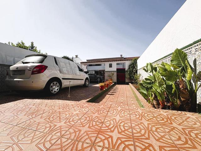 Vivienda adosada con patios y 4 dormitorios en Los Barrios photo 0