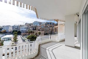 Piso completamente reformado con parking y fabulosas vistas al mar photo 0