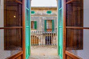 ¡Gran oportunidad! Casa de pueblo en el centro de Llucmajor con patio y garaje photo 0