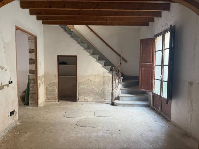 Casa de pueblo con proyecto y licencia para reforma integral en el centro de Sineu photo 0