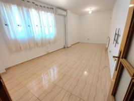 Amplia vivienda con patio de 3 habitaciones y 2 baños photo 0