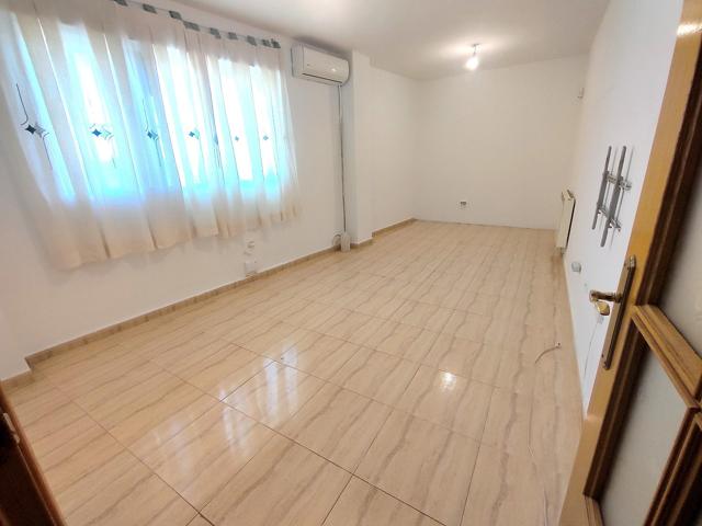 Amplia vivienda con patio de 3 habitaciones y 2 baños photo 0
