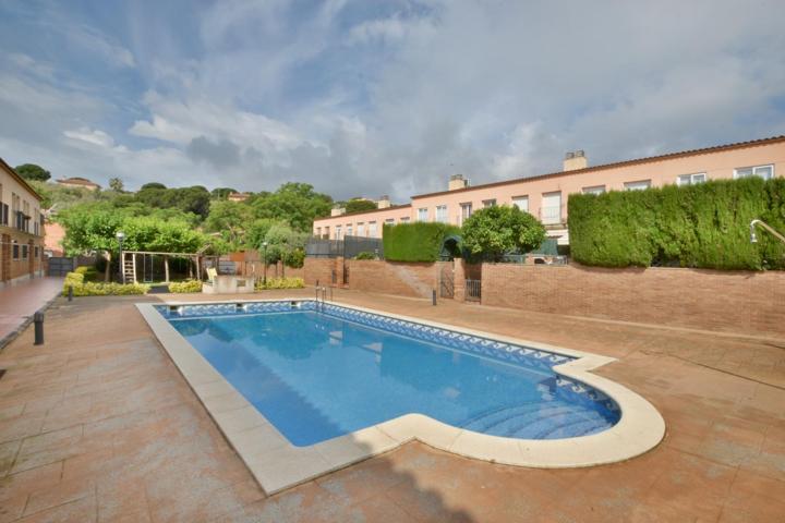 CASA ADOSADA EN VENTA EN CALELLA - CON PISCINA Y GARAJE photo 0