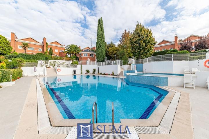 Unifamiliar Pareada En venta en Hortaleza, Madrid photo 0