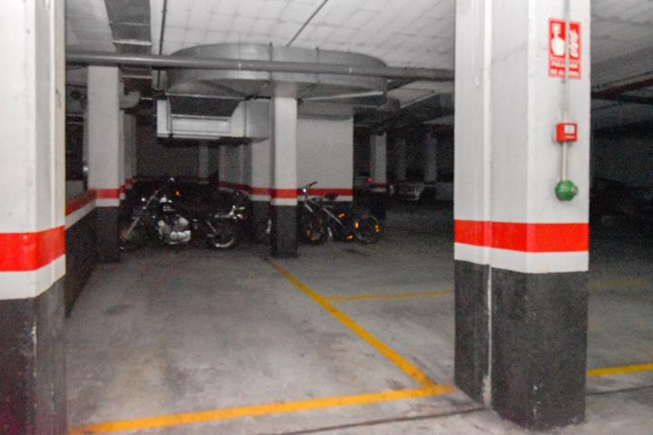 PLAZA DE GARAJE PARA COCHE Y MOTO EN EL CENTRO DE CAMBRE photo 0