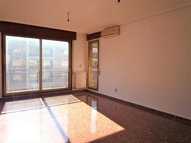 Se alquila precioso piso de 4 Dormitorios con garaje y trastero incluido en Paseo Calanda. photo 0
