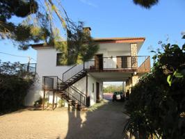 Chalet en venta de dos plantas, con piscina y tres almacenes. photo 0