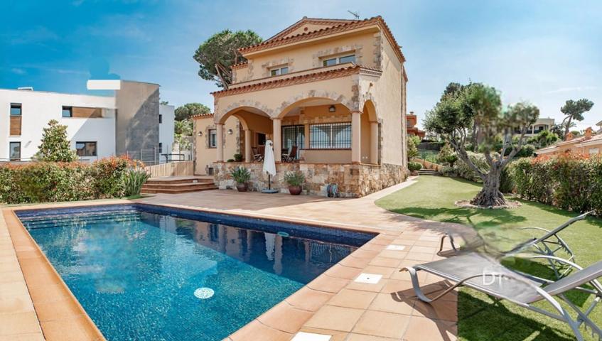 Villa En venta en Lloret de Mar photo 0