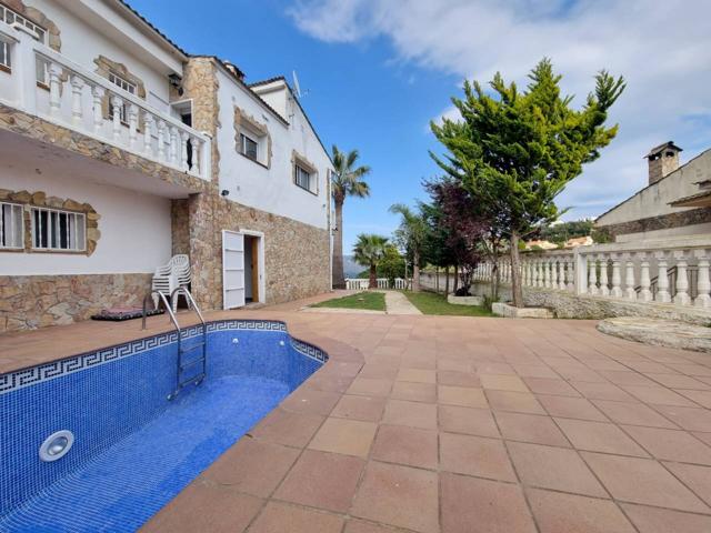 Impresionante casa de 2 plantas, con Piscina, 6 Dormitorios, 2 cocinas, 2 baños y Parking photo 0