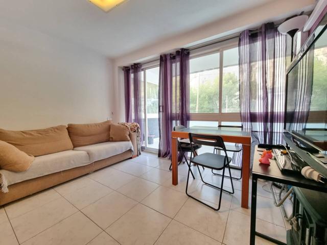 Fantástico piso de 2 dormitorios, Terraza privada y Parking en Castelldefels photo 0