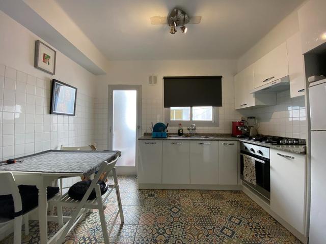 Ático de tres habitaciones, piso en Denia. Solo inversión. Se vende con inquilino que paga photo 0