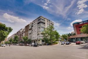 Espacio y mucha luz en este increible piso a la venta en el Barrio de Chamartin. photo 0