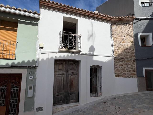 Amplia vivienda a la venta en el centro de Alcalalí con vistas al valle – Para renovar a tu gusto photo 0