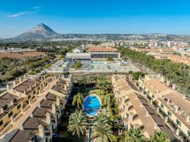 Casa adosada de 4 dormitorios y jardín en venta con piscina comunitaria en Jávea photo 0