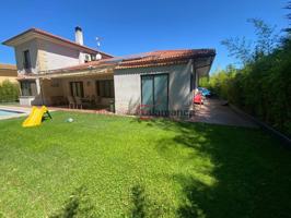 Chalet unifamiliar en venta en Villamayor photo 0