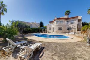 Se vende Chalet independiente de 5 dormitorios en Quesada photo 0