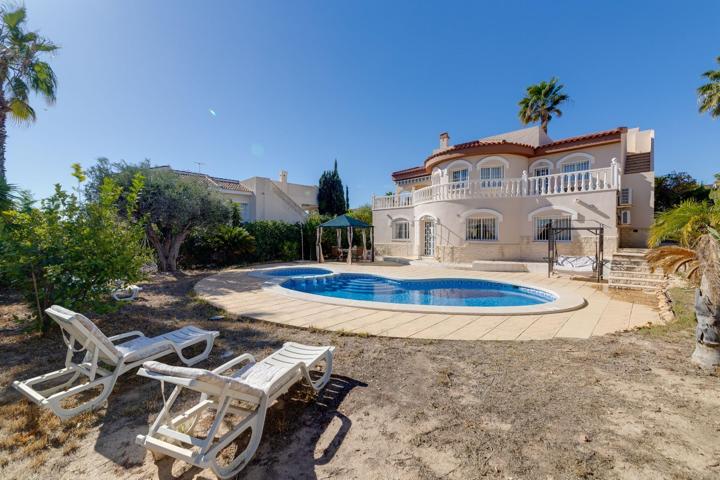 Se vende Chalet independiente de 5 dormitorios en Quesada photo 0